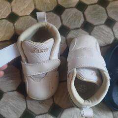 アシックス子供靴とクロックス子供サンダルの画像