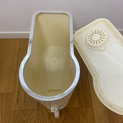 【お譲り先決定】UFORU ボタン式米びつ 10kg 計量カップ付き ライスストッカーの画像