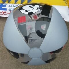 ビニールボートとビーチボールの画像