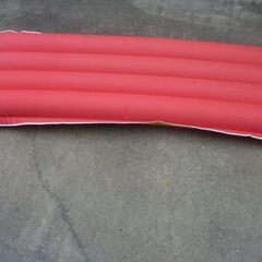 ビニールボートとビーチボールの画像