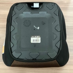 補助ベルト付き　ジュニアシート　ラッキーブースター　ブラウン　西松屋の画像