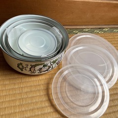 野菜柄のホーロー製保存容器の画像