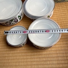 野菜柄のホーロー製保存容器の画像