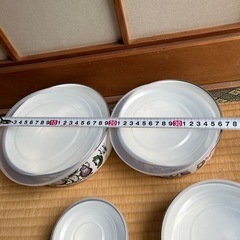 野菜柄のホーロー製保存容器の画像