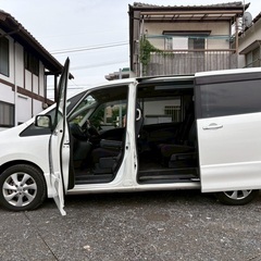 希少☆パノラミックルーフ付き☆ガソリン代 節約☆S-HYBRID入りました‼️25年式☆月々1.2万円〜分割払い可❗️車検2年付き！大人気♪日産 セレナ☆フリップダウンモニター付き☆Bluetooth対応ナビ☆走行中DVD見れます☆ETC☆便利なバックカメラ☆ドラレコ付きのフル装備☆両側電動スライドドア☆ウィンカーミラー☆フル装備☆事故修復歴無し☆純正アルミ☆車内広々三列シート‼️の画像