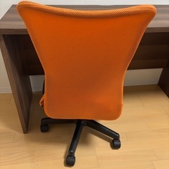 富士貿易　メッシュバックチェア オレンジ黒の画像