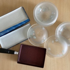 食器と卵焼き器の画像