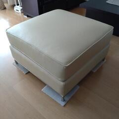 クラスティーナ　ソファ用スツールの画像