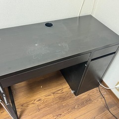 ダークブラウンの引き出し付きデスク
