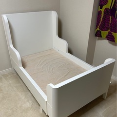 IKEA BUSUNGE ブースンゲ 伸長式ベッド 子供用  シングルベッド 白 ホワイト マットレス付きの画像