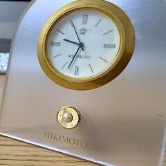 【新電池】MIKIMOTO 真珠 ミキモト 卓上時計 パール装飾付き アクリル×ゴールドカラーの画像