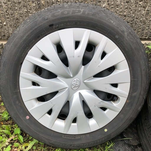 トヨタ　ヤリス　中古
純正タイヤ