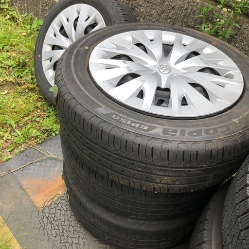 トヨタ　ヤリス　中古
純正タイヤ