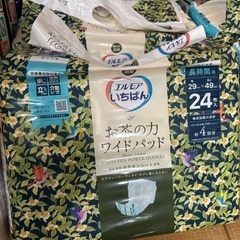 大人オムツ(ネピアテンダーテープタイプSサイズ)と尿取りパット(ライフリー一晩中あんしん尿とりパッド夜用)エルモアいちばん(お茶のカワイドパッド)の画像