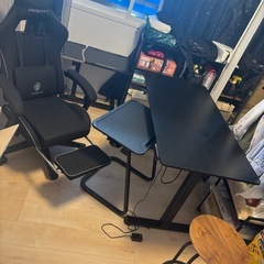 仕事兼ゲーム机、サイドテーブル、ゲーミングチェアの3セット