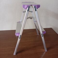 2段の脚立の画像