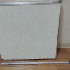 折りたたみテーブルの画像