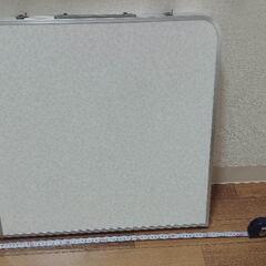 折りたたみテーブルの画像