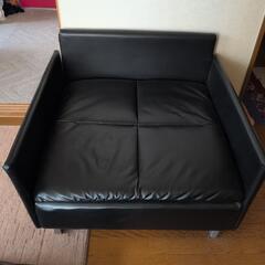 黒 大きめ 正方形ソファ クッション3つ付きの画像