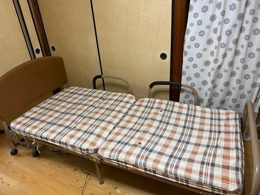 【受渡決定済】電動リクライニングベッド（折りたたみ）　介護ベッド（実動）