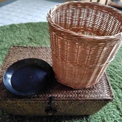 天然素材の蓋付きバスケットとラタンの鉢カバーの画像