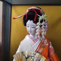 ガラスケース付き日本人形の画像