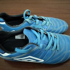 値下げしました！　250円　小学生用　サッカーシューズ　umbro青22.5㎝の画像