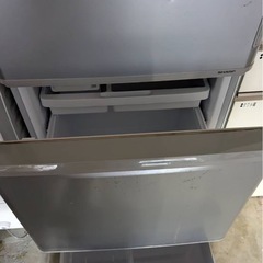 ✨激安価格✨持帰25000円 シャープ 350L 3ドア ファミリーサイズ 冷蔵庫の画像