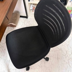 シンプルデザインの椅子 定価13,000円の画像