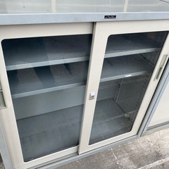 ガラス引戸のスチール書庫