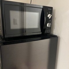 電子レンジと冷蔵庫の画像