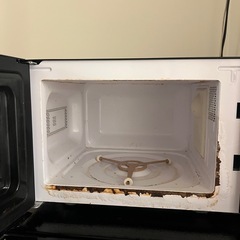 電子レンジと冷蔵庫の画像