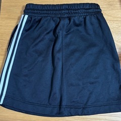 adidas アディダス　スカート　L
の画像