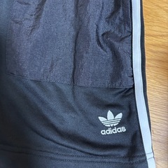 adidas アディダス　スカート　L
の画像