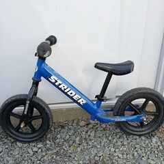 ストライダー　青　キックバイク