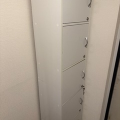 鍵付きロッカー棚