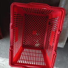 買い物カゴ 倉庫で物入れに使っていました。