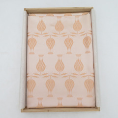 正絹 紅花織 卓布 米沢新田 三代目新田秀次 ピンク色 紅花模様 インテリア 約30cm×110cm 【キモノオフ野々市若松店】の画像