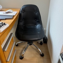 デスク＆椅子の画像