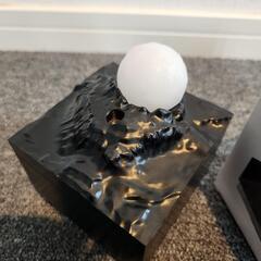 ミニ加湿器とマグマ風インテリア照明の画像