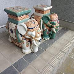 陶器製の象の置物、装飾的なデザインと色合いが特徴。玄関前に飾っていたため画像で分かる通り剥がれや割れがある部分があります。

-の画像
