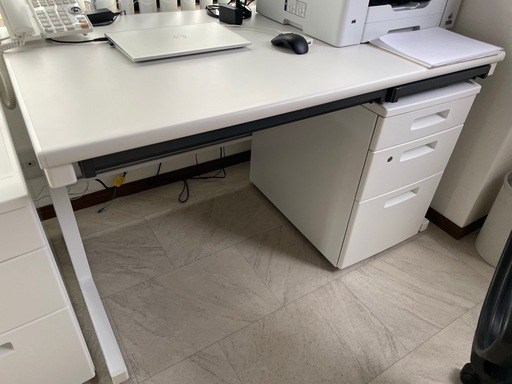 オフィスデスクとスツールのセット