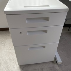 オフィスデスクとスツールのセットの画像