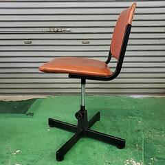 高さ調節可能なチェアの画像