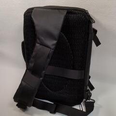 【新古品】ショルダー、手持兼用バッグ　黒色　USB充電ポート付の画像