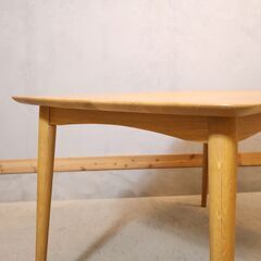 IDC OTSUKA(大塚家具)にて取り扱われている人気シリーズ"シネマ"のダイニングテーブル 1350です。北欧スタイルのデザインとオーク無垢材のナチュラルな質感がポイントの4人用食卓です♪の画像