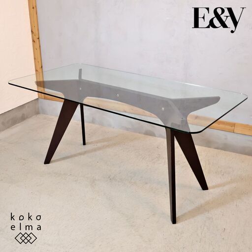 E&Y(イーアンドワイ)のPegasus(ペガサス)ダイニングテーブルです。ガラスとプライウッドを組み合わせたシンプルかつエレガントなフォルム！空間をスタイリッシュに演出してくれます♪