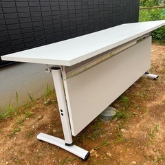 折りたたみデスクの画像