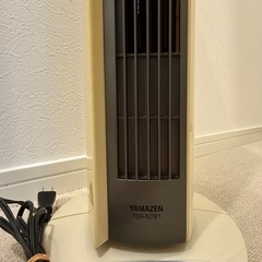 【無料】タワー型扇風機（動作確認済み・黄ばみあり）の画像