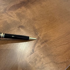 高さが変えられるオシャレなテーブルの画像